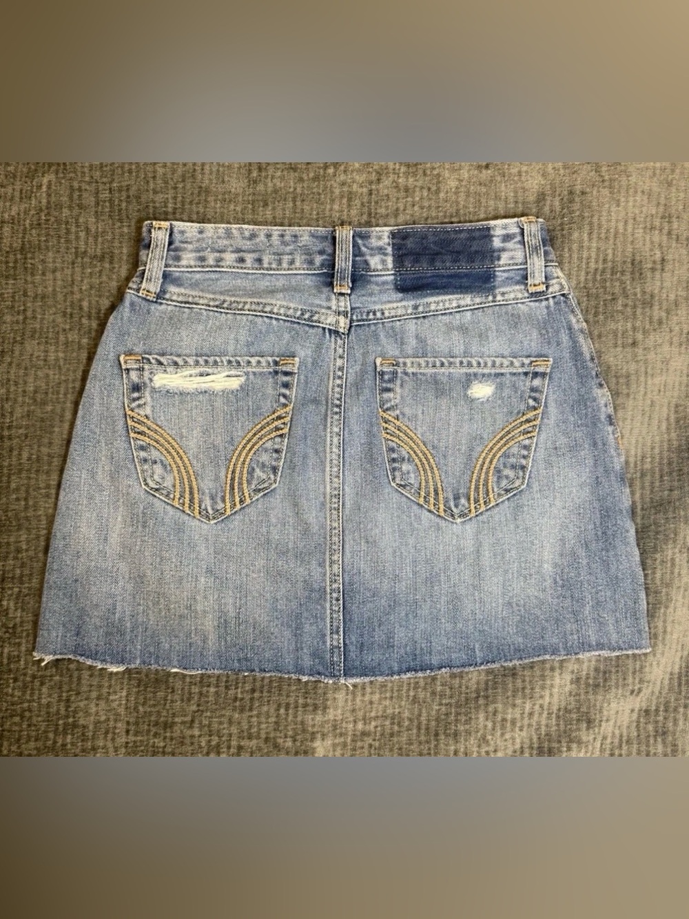 Denim Mini Skirt HOLLISTER Hi-Rise Distressed
Size 1R W 25 Measures 25x14 - Picture 5 of 8
